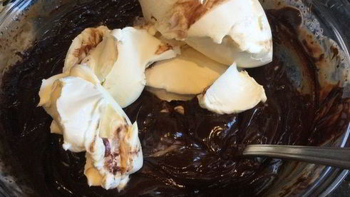 шоколадный торт с малиной и голубикой