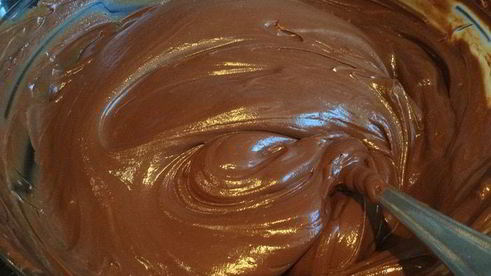 шоколадный торт с малиной и голубикой