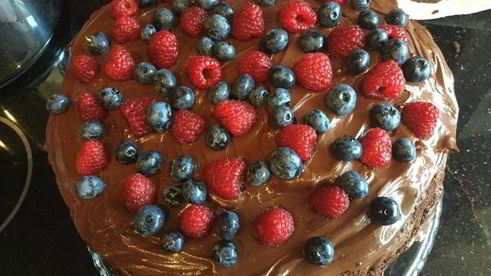 шоколадный торт с малиной и голубикой