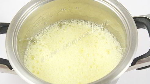 торт бисквитный с фруктами, желе и йогуртом