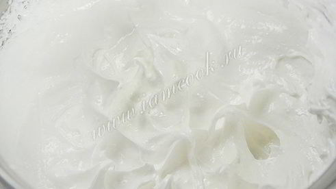 торт бисквитный с фруктами, желе и йогуртом