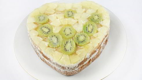 торт бисквитный с фруктами, желе и йогуртом