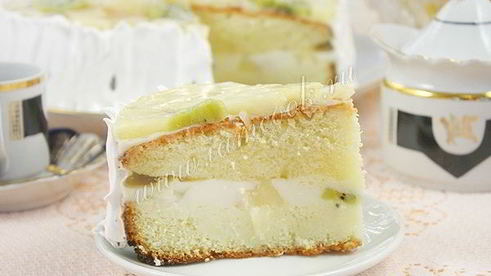 торт бисквитный с фруктами, желе и йогуртом