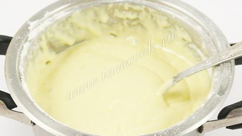 торт бисквитный с фруктами, желе и йогуртом