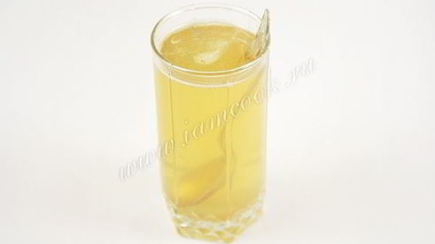 торт бисквитный с фруктами, желе и йогуртом