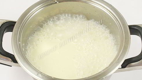 торт бисквитный с фруктами, желе и йогуртом