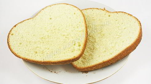 торт бисквитный с фруктами, желе и йогуртом