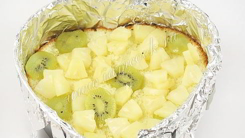 торт бисквитный с фруктами, желе и йогуртом