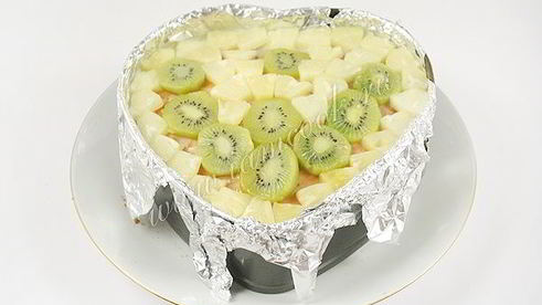 торт бисквитный с фруктами, желе и йогуртом