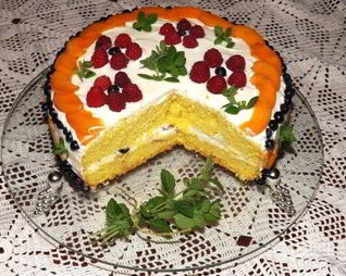 Торт бисквитный с фруктами