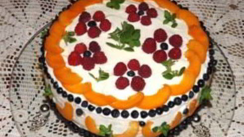 торт бисквитный с фруктами