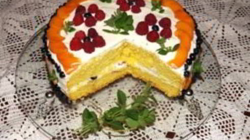 торт бисквитный с фруктами