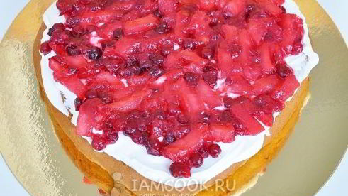 торт бисквитный с клюквой и яблоком клубничка