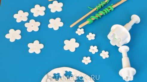 торт бисквитный с клюквой и яблоком клубничка