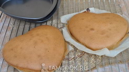 торт бисквитный с клюквой и яблоком клубничка