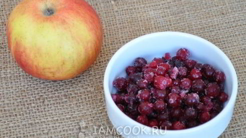 торт бисквитный с клюквой и яблоком клубничка