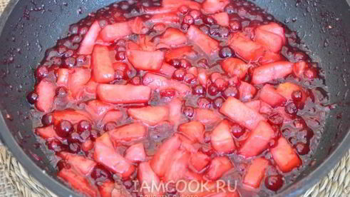 торт бисквитный с клюквой и яблоком клубничка