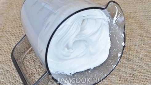 торт бисквитный с клюквой и яблоком клубничка