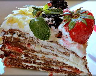 Торт из панкейков с клубникой