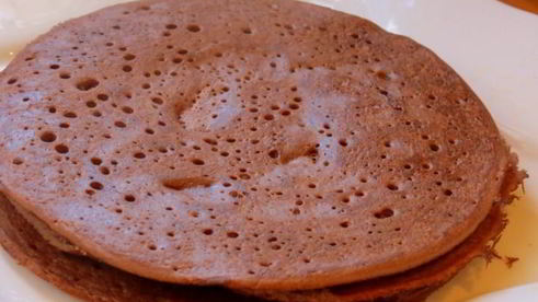 торт из панкейков с клубникой