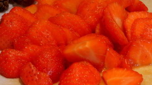 торт из панкейков с клубникой