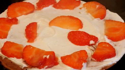 торт из панкейков с клубникой