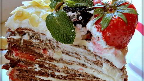 торт из панкейков с клубникой