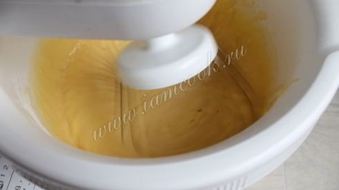 торт со сливочным кремом и яблоками