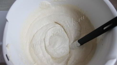 торт со сливочным кремом и яблоками