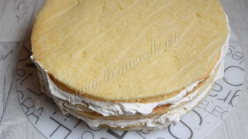 торт со сливочным кремом и яблоками