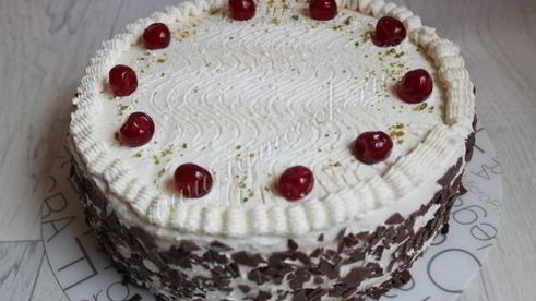 торт со сливочным кремом и яблоками