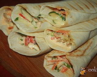Тортильи с курино-овощным салатом