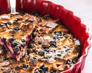 Хлебная запеканка с черной смородиной