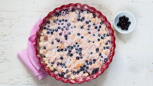 хлебная запеканка с черной смородиной