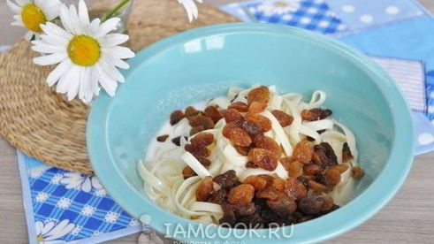 лапшевник детский с яблоком и изюмом