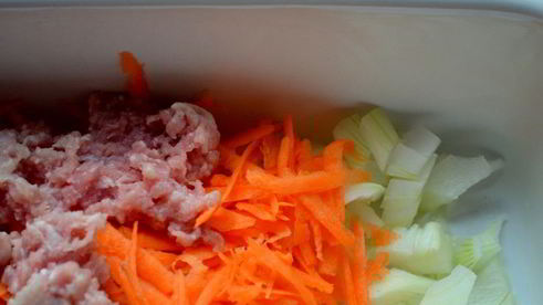 ленивая запеканка из овощей, фарша и мягкого сыра