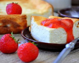 Творожная запеканка с клубничным соусом