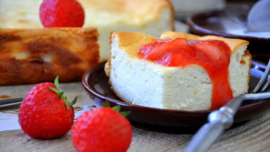 Рецепт творожная запеканка с клубничным соусом