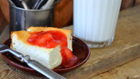 творожная запеканка с клубничным соусом