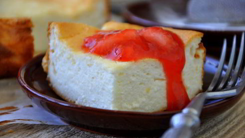 творожная запеканка с клубничным соусом