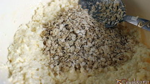 творожная запеканка с овсяными хлопьями и вишней