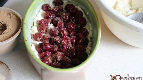 творожная запеканка с овсяными хлопьями и вишней