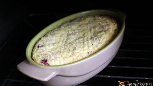 творожная запеканка с овсяными хлопьями и вишней