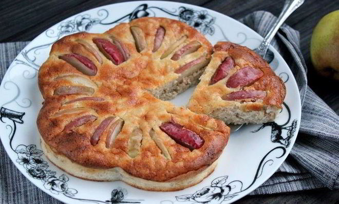 Запеканка из домашнего творога и бурого риса с яблоками