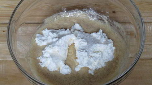 запеканка из домашнего творога и бурого риса с яблоками