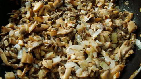 запеканка из куриных рулетиков с грибами под сливочной заливкой