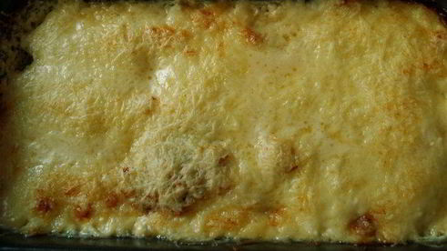 запеканка из куриных рулетиков с грибами под сливочной заливкой