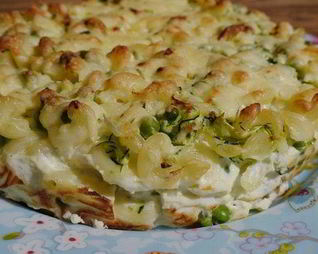 Запеканка из макарон с горошком, цукини и творогом