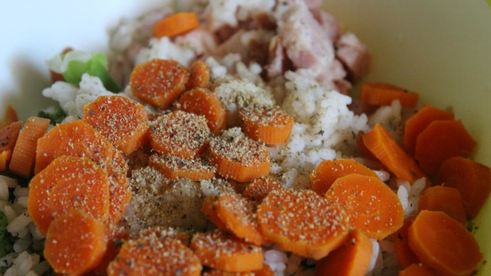 запеканка из риса и овощей с нежной копчено-вареной грудинкой