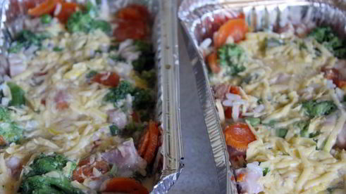 запеканка из риса и овощей с нежной копчено-вареной грудинкой